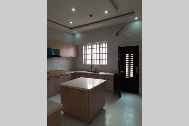 Newly built 5 bedroom contemporary duplex