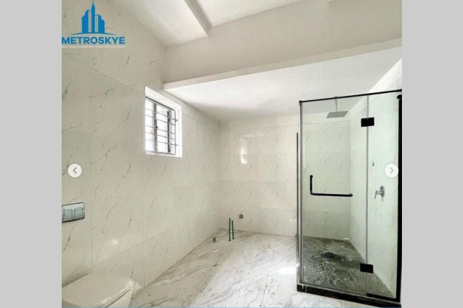 Contemporary 5 bedroom duplex
