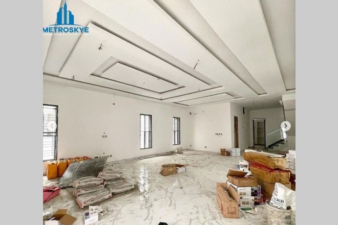Contemporary 5 bedroom duplex