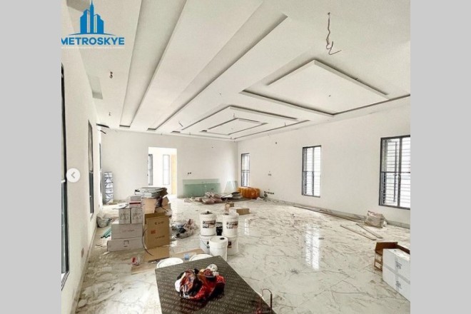 Contemporary 5 bedroom duplex