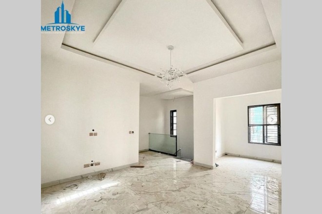 Contemporary 5 bedroom duplex