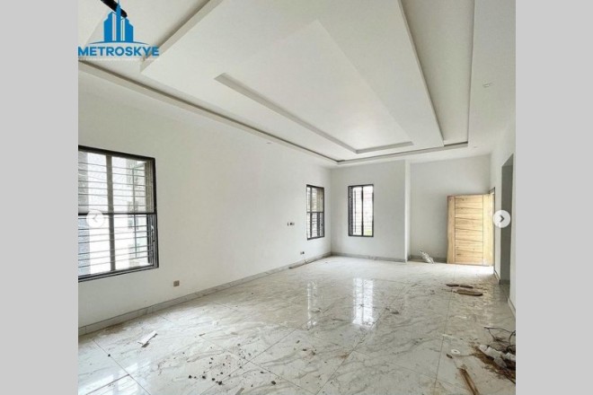Contemporary 5 bedroom duplex