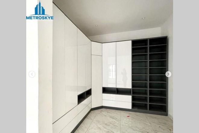 Contemporary 5 bedroom duplex