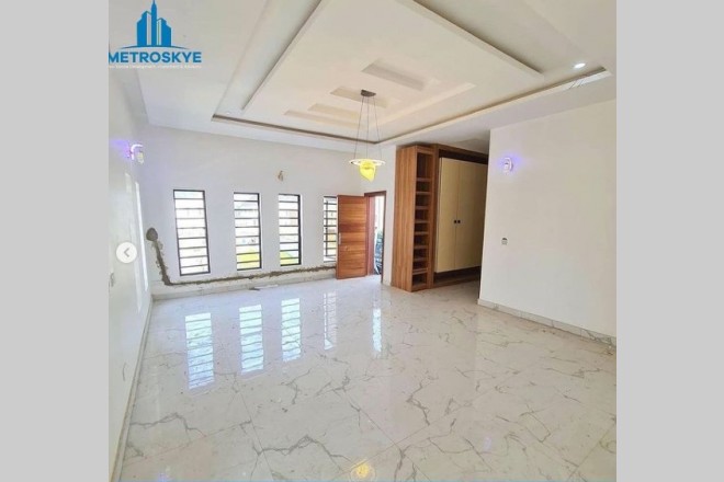 Luxurious 5 bedroom duplex with BQ