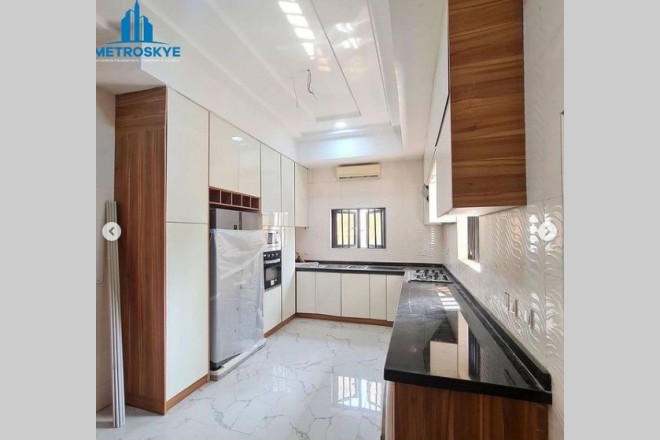 Luxurious 5 bedroom duplex with BQ