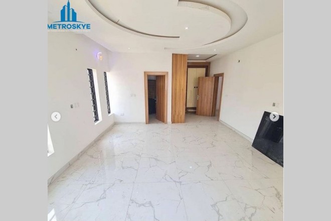 Luxurious 5 bedroom duplex with BQ