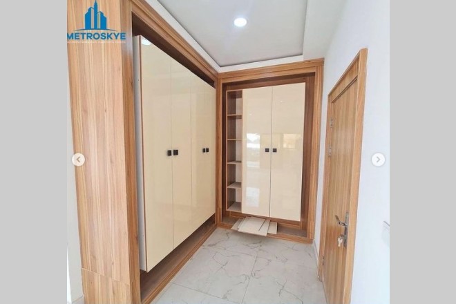 Luxurious 5 bedroom duplex with BQ
