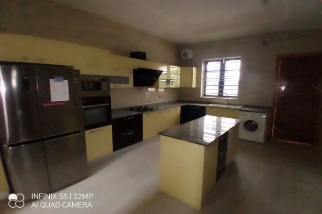 Lovely 5 bedroom fully detached duplex