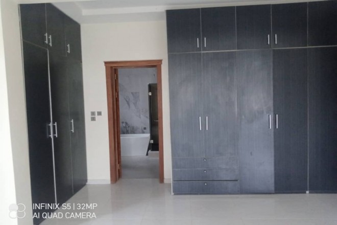 Lovely 5 bedroom fully detached duplex