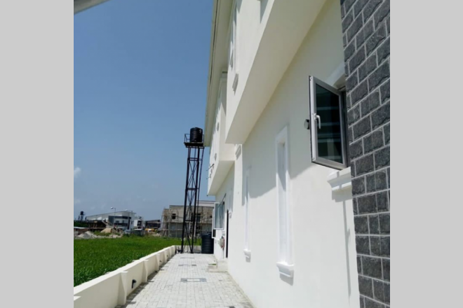 A newly built 5 bedroom detached duplex