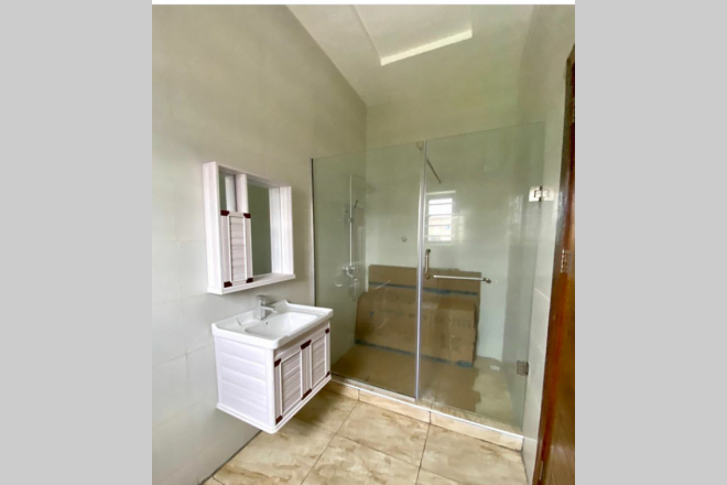 A 5 bedroom detached duplex with bq