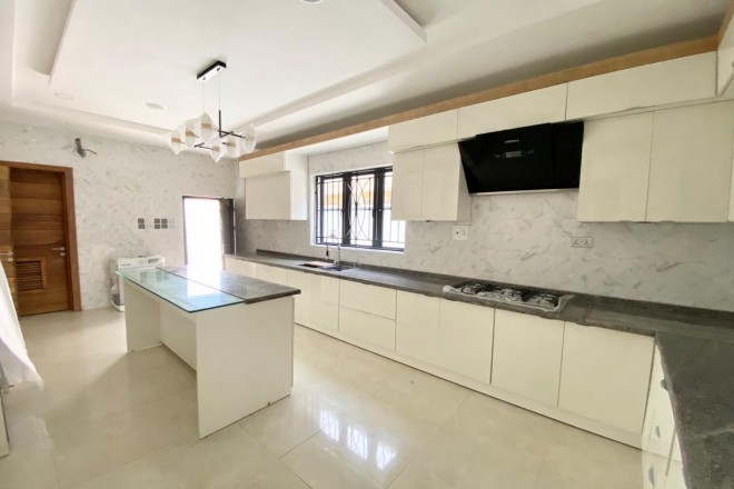 5 Bedroom fully detached Duplex